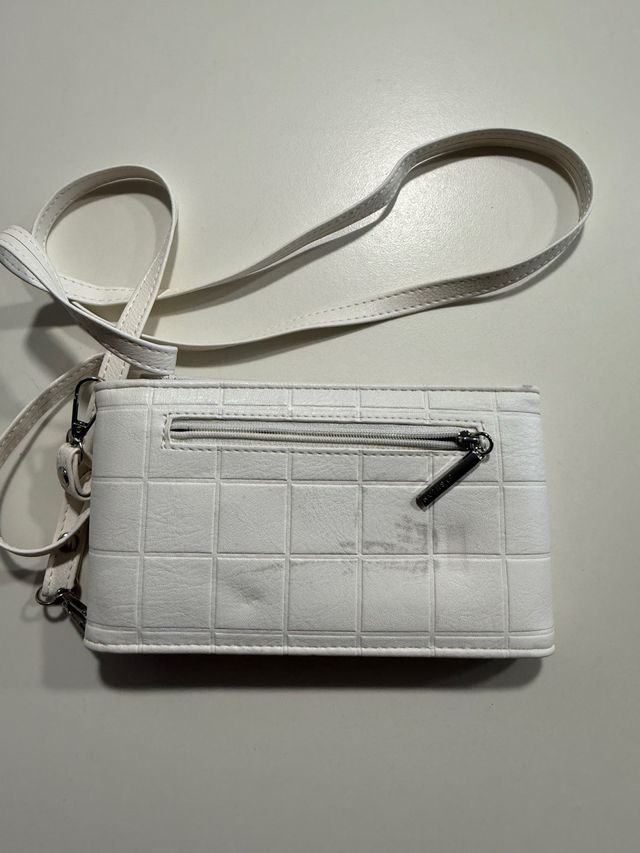Bolso blanco con cadena