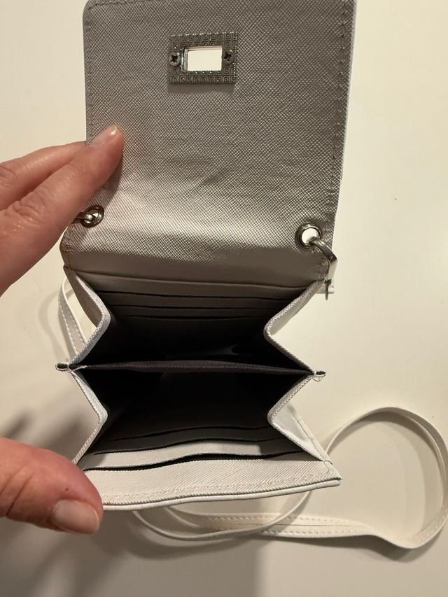 Bolso blanco con cadena