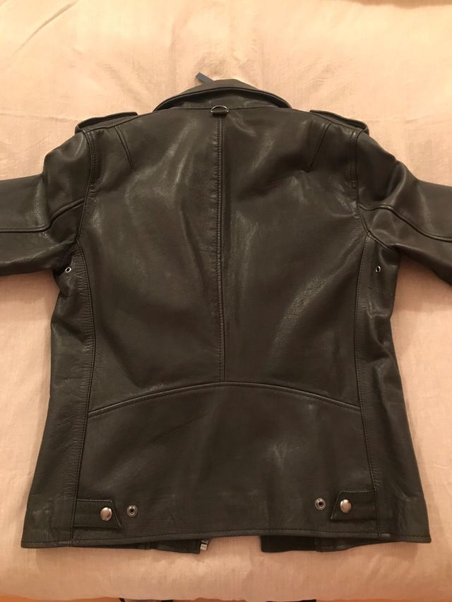 Cazadora motera negra sin usar