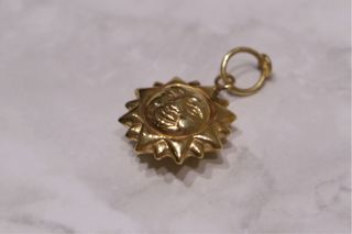 COLGANTE SOL, ORO 18K/3.0g