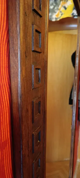 Espejo de madera teca con marco decorado