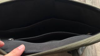 Funda portátil Parfois verde militar