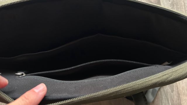 Funda portátil Parfois verde militar