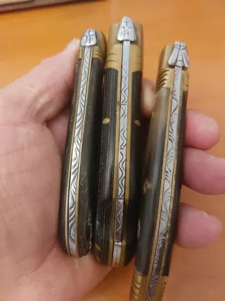 Lotti di coltelli Laguiole con manici in corno e legno, lama 9 cm