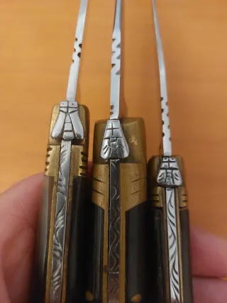 Lotti di coltelli Laguiole con manici in corno e legno, lama 9 cm