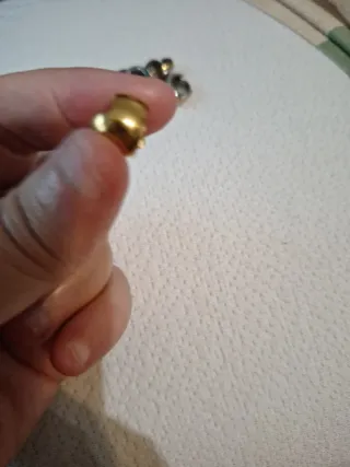 Aros de acero dorados y plateados