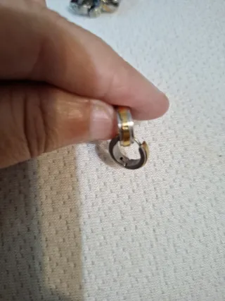 Aros de acero dorados y plateados