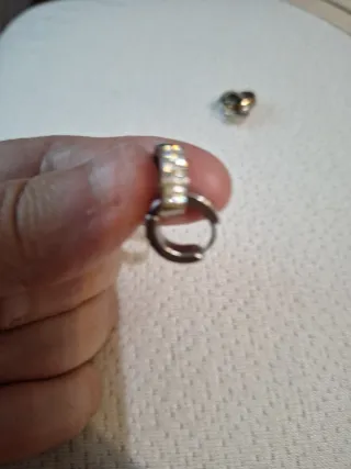 Aros de acero dorados y plateados