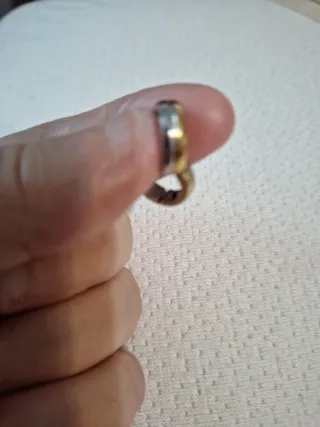 Aros de acero dorados y plateados