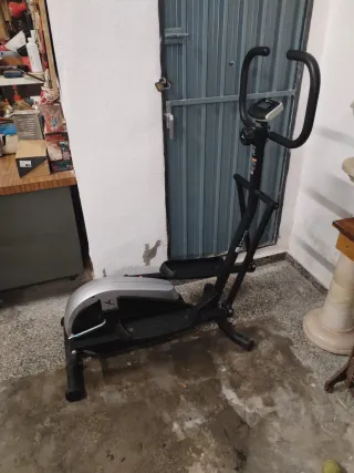 Bicicleta estática negra y plateada