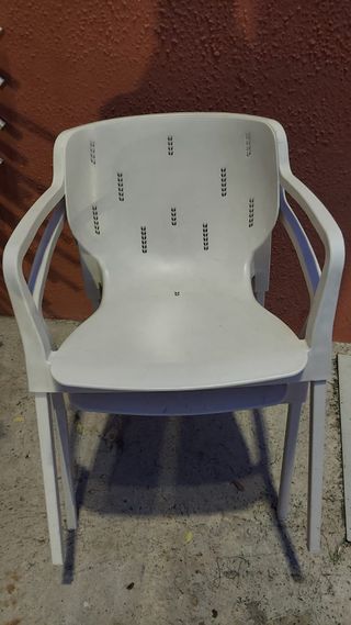 Silla de bar de plástico color crema