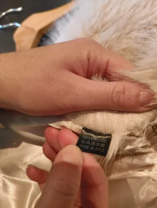 Estola marabú con etiqueta color beige