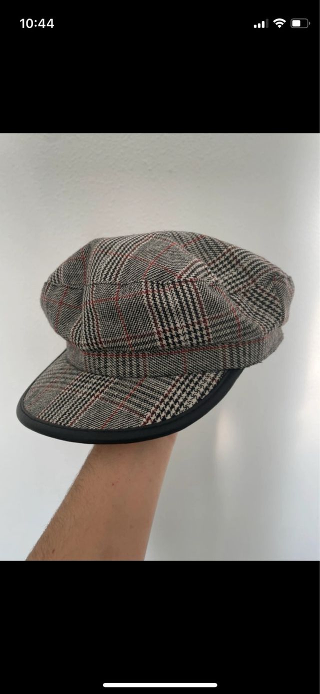 Boina de cuadros gris y rojo