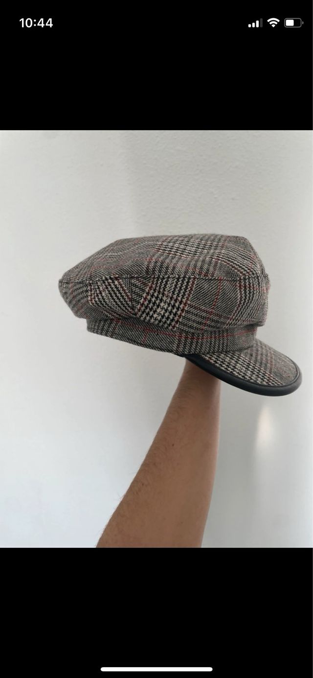 Boina de cuadros gris y rojo
