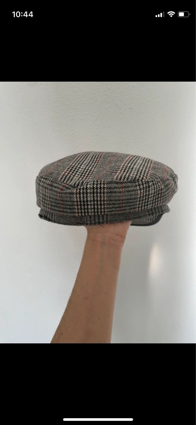 Boina de cuadros gris y rojo