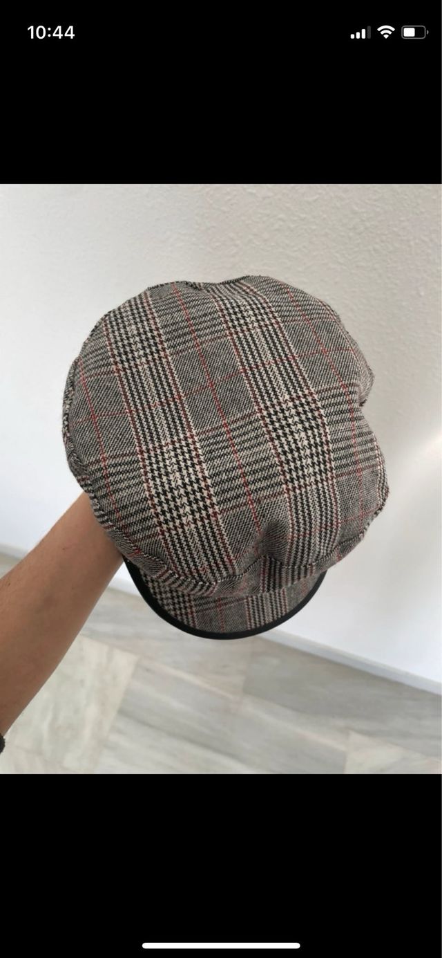 Boina de cuadros gris y rojo