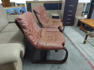 Butacas de cuero marrones y rosas