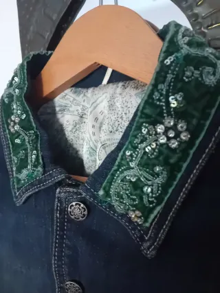 Cazadora vaquera con detalles verdes