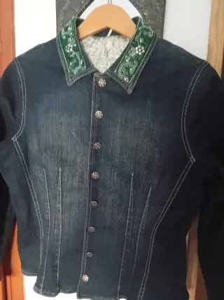 Cazadora vaquera con detalles verdes