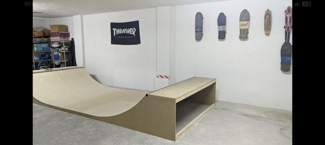 Mini ramp half pipe skate