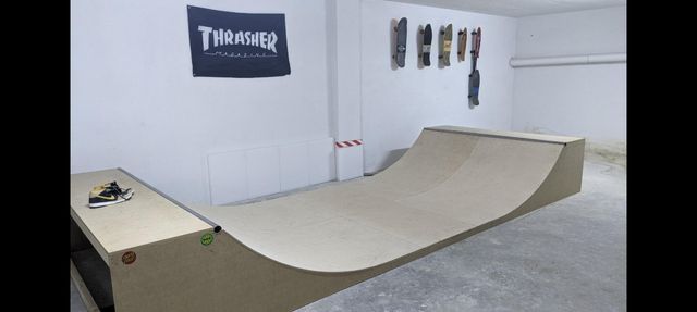 Mini ramp half pipe skate