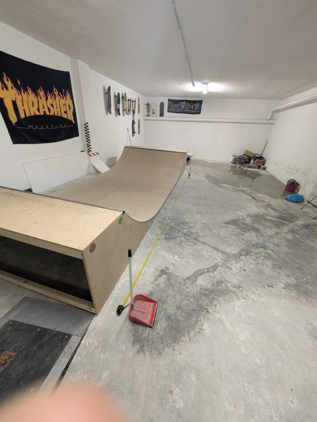 Mini ramp half pipe skate