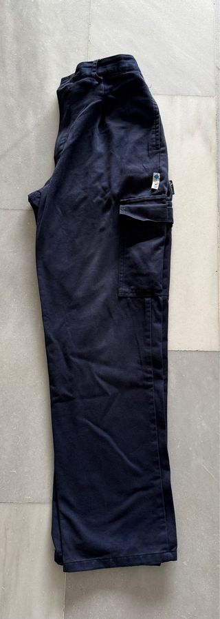 Pantalones de trabajo azul marino.