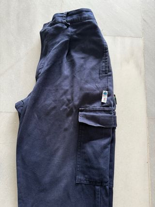 Pantalones de trabajo azul marino.