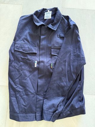 Ropa de trabajo azul marino.