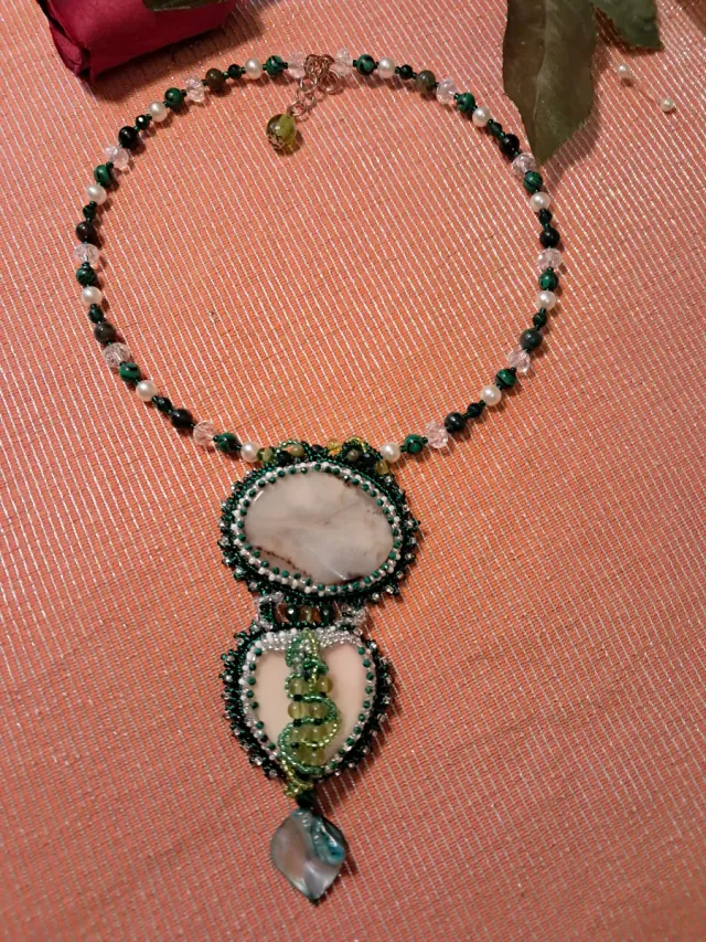 Collar de cuentas verde y blanco, piedras naturale