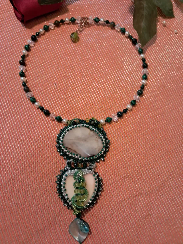 Collar de cuentas verde y blanco, piedras naturale