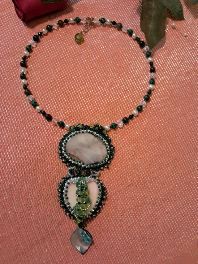 Collar de cuentas verde y blanco, piedras naturale