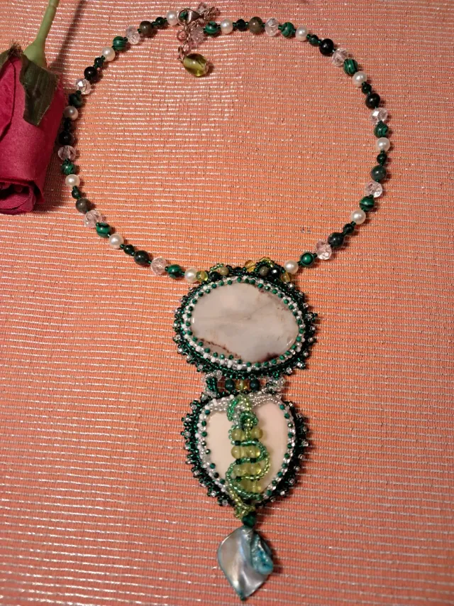 Collar de cuentas verde y blanco, piedras naturale
