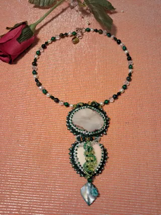 Collar de cuentas verde y blanco, piedras naturale