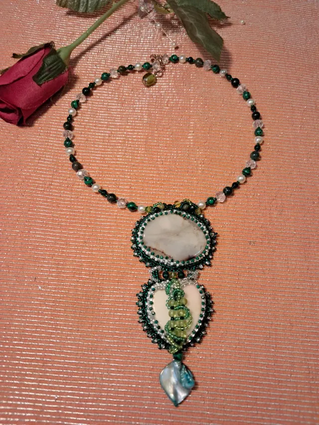 Collar de cuentas verde y blanco, piedras naturale