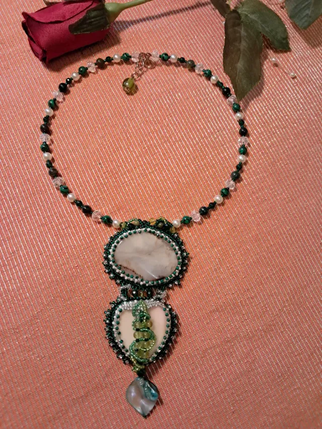 Collar de cuentas verde y blanco, piedras naturale