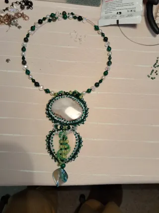 Collar de cuentas verde y blanco, piedras naturale