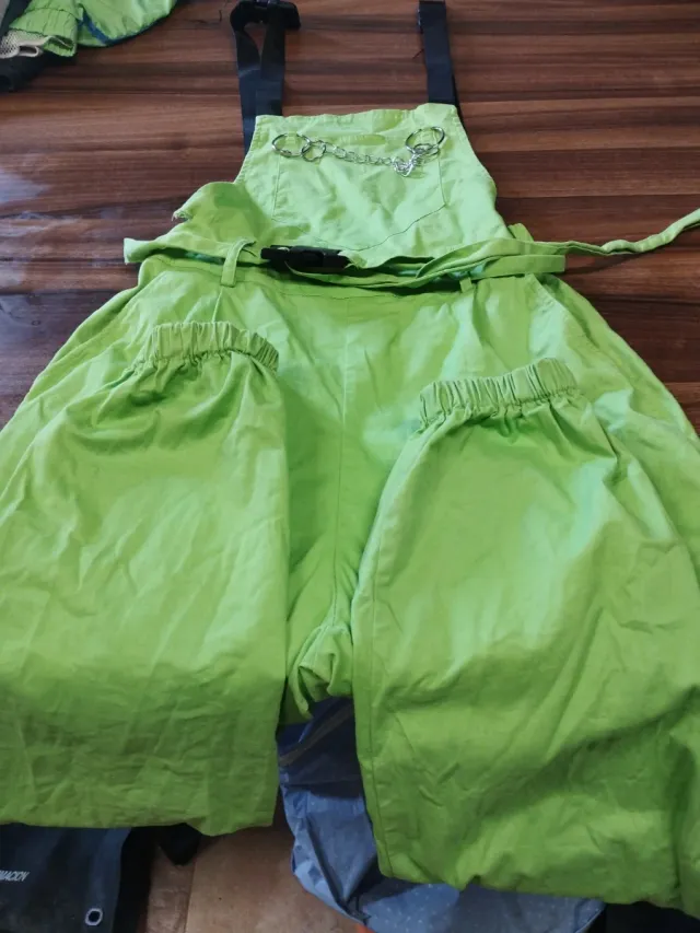 Mono verde con cadena