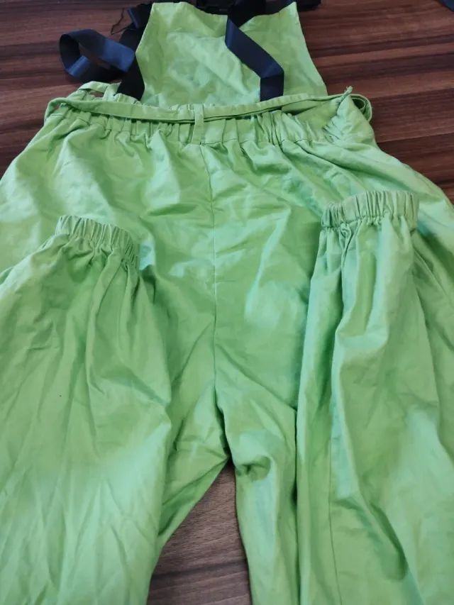 Mono verde con cadena