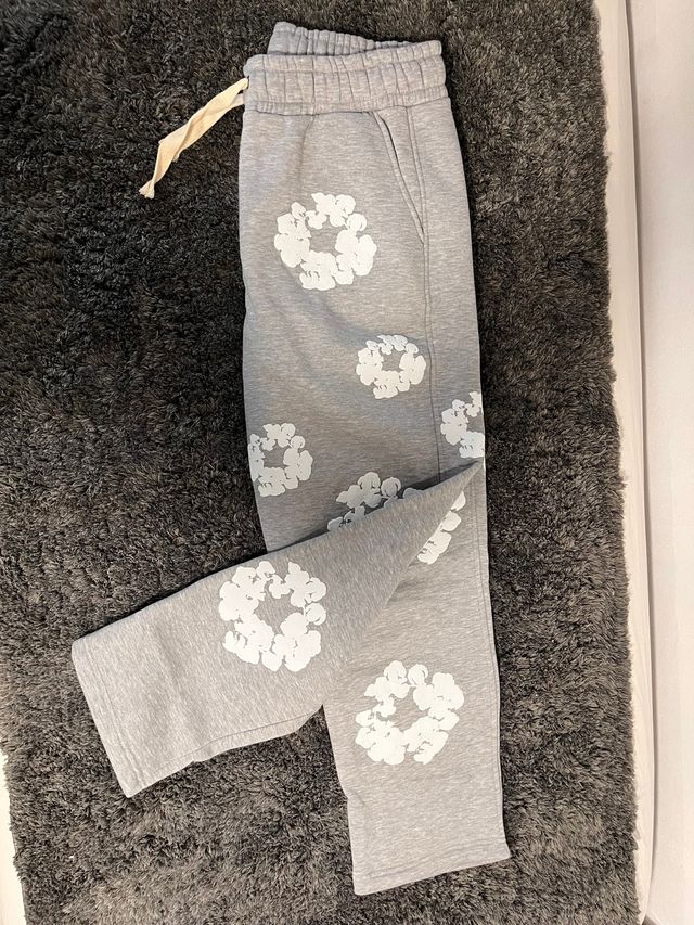 Pantalones Denim Tears grises con estampado