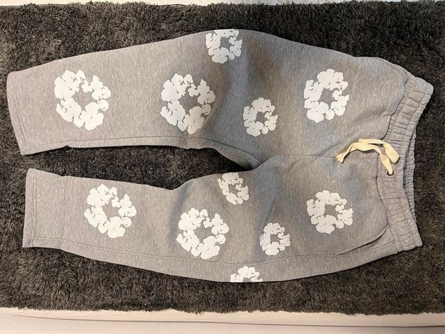 Pantalones Denim Tears grises con estampado