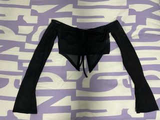 Top negro escotado manga larga