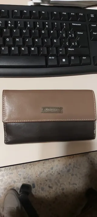 Monedero Puntotres beige y marrón