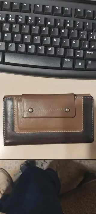 Monedero Puntotres beige y marrón