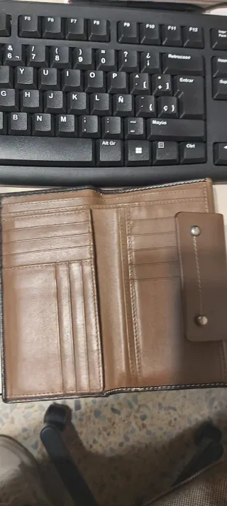 Monedero Puntotres beige y marrón