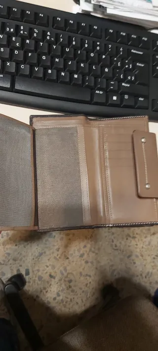 Monedero Puntotres beige y marrón