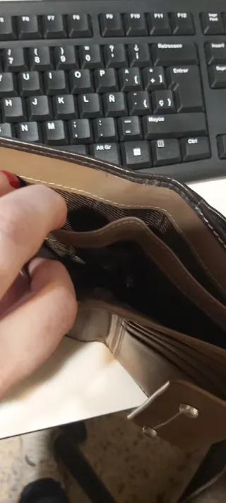 Monedero Puntotres beige y marrón