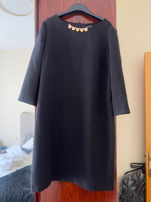 Vestido negro elegante con detalle dorado