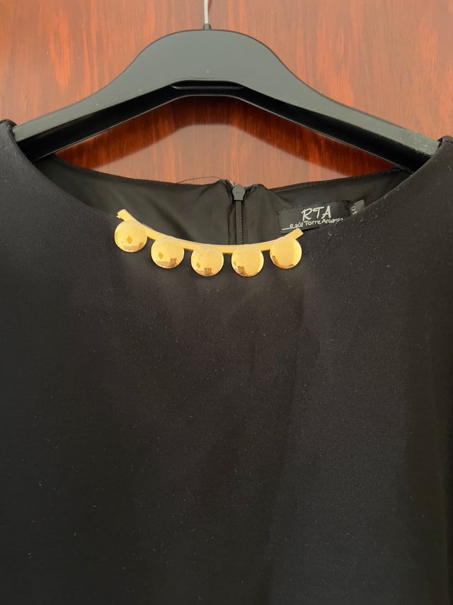 Vestido negro elegante con detalle dorado