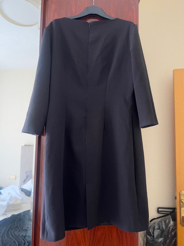 Vestido negro elegante con detalle dorado